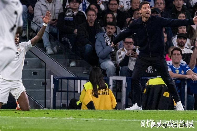 巴萨球迷齐声讥讽：阿隆索，还是留在皇马吧！