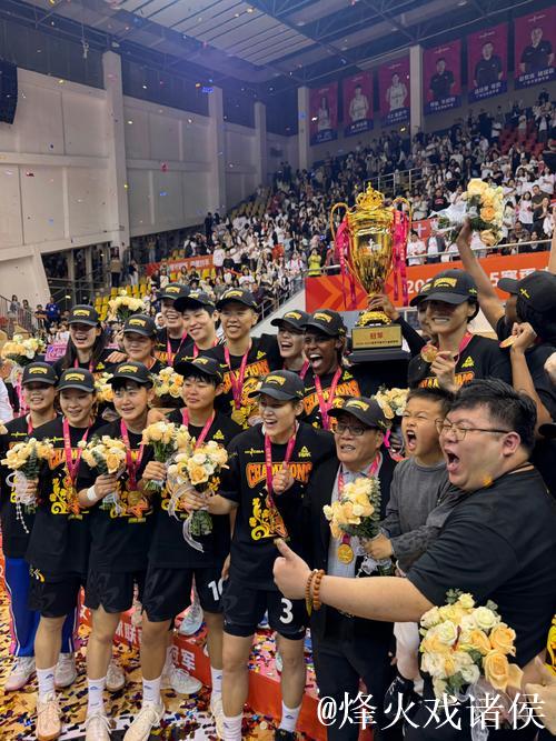 广东男篮比赛迎来听障女篮队员观赛 广东男篮比赛迎来听障女篮队员观赛